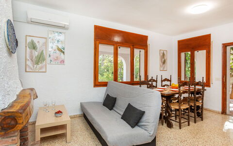 Villa Pinos: Holz, Möbel, Fussboden, Zuhause, Tür, Holzbeize, Hartholz, Zimmerpflanze, Wohnzimmer