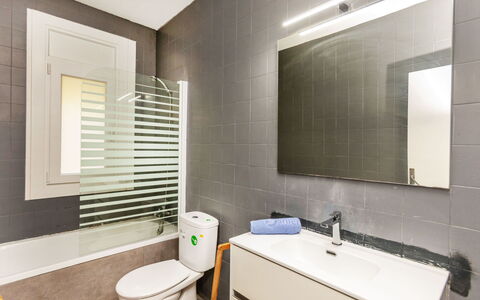 Villa Pinos: Flooring, Wand, Interior Design, Fussboden, Armatur, Badezimmer, Toilleten Sitz, Toilette, Decke, Installation