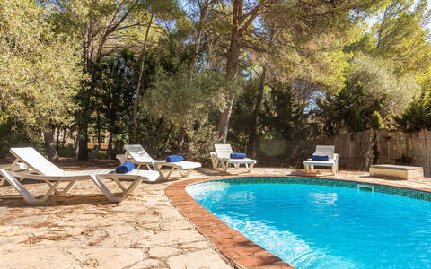 Villa Pinos: Blau, Schwimmbad, Gartenmöbel, Schatten, Resort, Landscaping, Eco Hotel, Stuhl, Hotel, Hinterhof