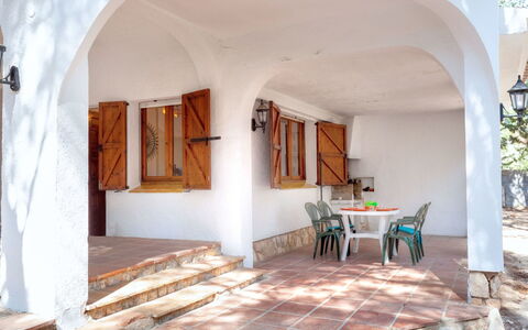Villa Pinos: Azurblau, Holz, Gebäude, Tabelle, Interior Design, Zimmerpflanze, Schatten, Fussboden, Flooring, Stuhl