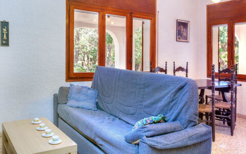 Villa Pinos: Möbel, Couch, Eigentum, Tabelle, Azurblau, Fenster, Gebäude, Wohnzimmer, Beleuchtung, Interior Design