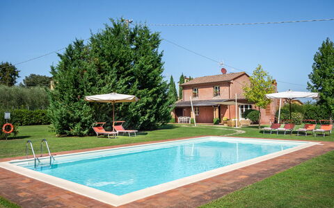 Le Vigne 6: Wasser, Himmel, Eigentum, Pflanze, Schwimmbad, Gebäude, Baum, Gras, Fenster, Freizeit
