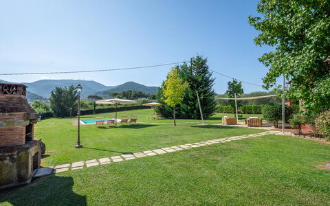 Le Vigne 6: Pflanze, Himmel, Baum, Natürliche Landschaft, Grundstueck, Wohngebiet, Wiese, Gras, Freizeit, Hütte