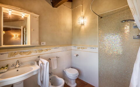 Le Vigne 6: Braun, Spiegel, Armatur, Eigentum, Sinken, Zapfhahn, Bad Sink, Badezimmer, Interior Design, Holz