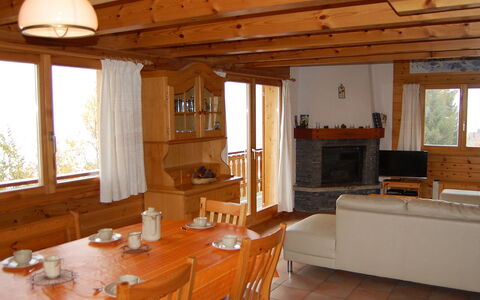 Chalet Boucaro: Möbel, Tabelle, Eigentum, Fenster, Holz, Geschirr, Interior Design, Stuhl, Die Architektur, Couch