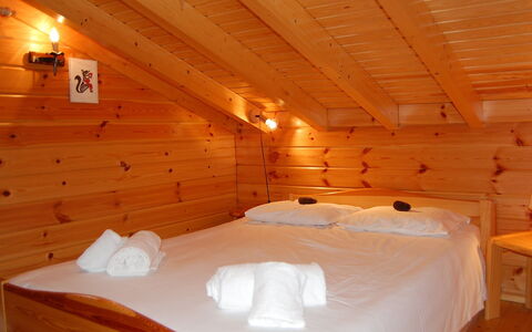 Chalet Boucaro: Holz, Orange, Komfort, Hartholz, Grundeigentum, Holzbeize, Gebäude, Bett