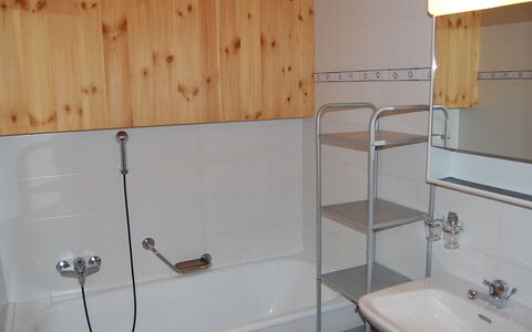 Chalet Boucaro: Eigentum, Armatur, Zapfhahn, Sinken, Badezimmer, Gebäude, Duschkopf, Interior Design, Bad Sink, Beleuchtung