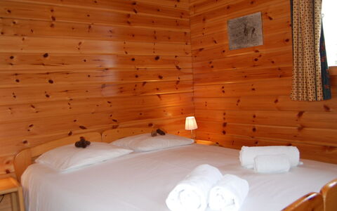 Chalet Boucaro: Gebäude, Licht, Holz, Textil, Interior Design, Orange, Komfort, Haus, Fussboden, Flooring