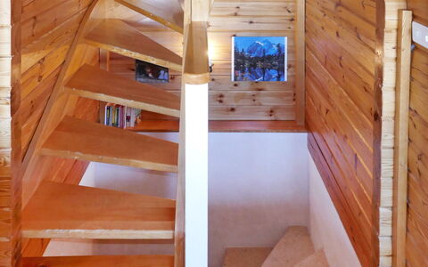 Chalet Boucaro: Gebäude, Treppe, Holz, Interior Design, Flooring, Fussboden, Holzbeize, Wand, Materialeigenschaft, Strahl