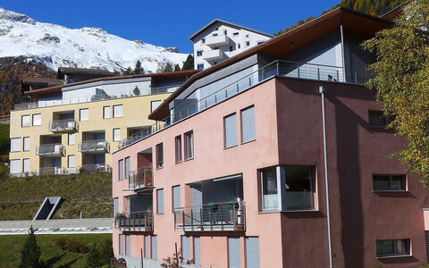 Chesa Crusch 7: Gebäude, Himmel, Eigentum, Fenster, Pflanze, Haus, Urban Design, Baum, Schnee, Wohngebiet