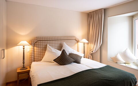 Chesa Crusch 7: Eigentum, Möbel, Komfort, Holz, Textil, Beleuchtung, Lampe, Interior Design, Schatten, Gebäude