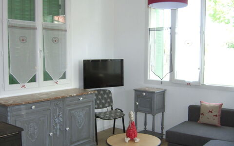 Maison les Oies: Möbel, Eigentum, Gebäude, Cabinetry, Holz, Interior Design, Fenster, Tabelle, Die Architektur