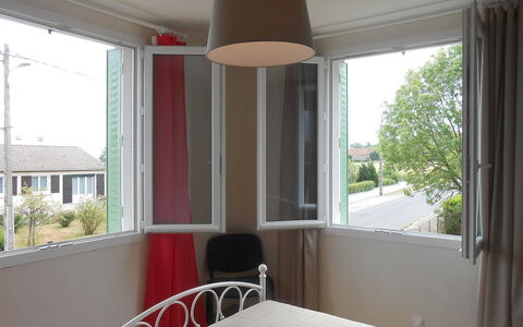 Maison les Oies: Eigentum, Fenster, Schatten, Pflanze, Holz, Textil, Beleuchtung, Interior Design, Fussboden