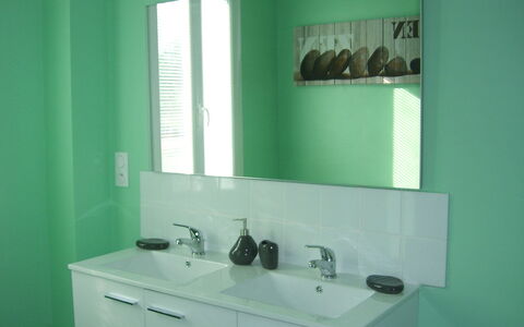 Maison les Oies: Spiegel, Zapfhahn, Badezimmerschrank, Cabinetry, Countertop, Armatur, Sinken, Gebäude, Eigentum, Bad Sink