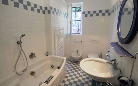Villa Sara: Zapfhahn, Spiegel, Armatur, Badewanne, Sinken, Eigentum, Fotografieren, Bad Sink, Weiss, Badezimmer