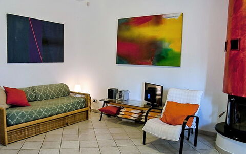 Villa Sara: Möbel, Grün, Couch, Bilderrahmen, Komfort, Die Architektur, Interior Design, Wohnzimmer, Studio Couch, Farbe