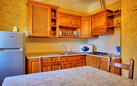 Il Gualdo: Countertop, Möbel, Cabinetry, Zimmer, Eigentum, Küche, Interior Design, Gebäude, Zuhause, Grundeigentum