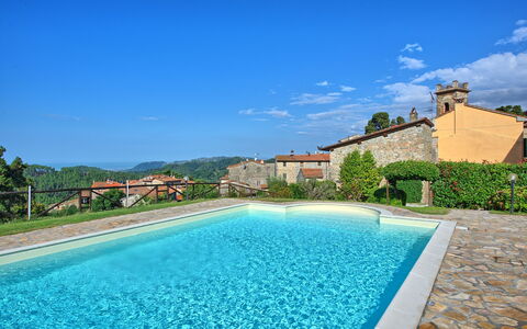 Il Gualdo: Schwimmbad, Eigentum, Grundeigentum, Azurblau, Estate, Gebäude, Haus, Villa, Urlaub, Resort