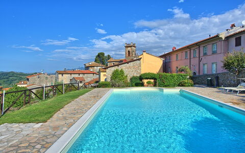 Il Gualdo: Schwimmbad, Eigentum, Grundeigentum, Gebäude, Estate, Haus, Wohngebiet, Wasser, Azurblau, Freizeit