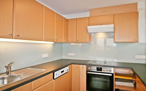 Happy: Countertop, Cabinetry, Eigentum, Spüle, Möbel, Gebäude, Küchengerät, Produkt, Küche, Sinken