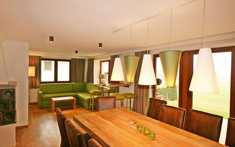 Happy: Gebäude, Möbel, Tabelle, Fenster, Holz, Couch, Interior Design, Fussboden, Haus, Stuhl