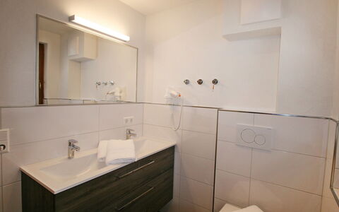 Happy: Spiegel, Zapfhahn, Sinken, Bad Sink, Badezimmerschrank, Armatur, Cabinetry, Badezimmer, Fussboden, Holz