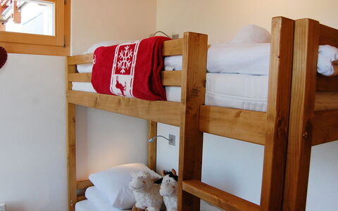 Le Ruisseau: Etagenbett, Eigentum, Weiss, Produkt, Regale, Holz, Interior Design, Komfort, Fussboden, Wand