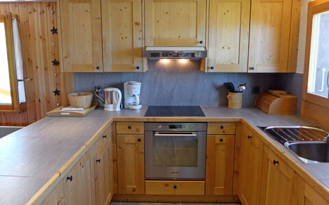 Le Ruisseau: Cabinetry, Spüle, Countertop, Eigentum, Sinken, Weiss, Zapfhahn, Küchengerät, Küche, Holz