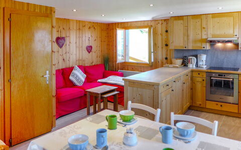 Le Ruisseau: Tabelle, Cabinetry, Eigentum, Möbel, Countertop, Interior Design, Holz, Beleuchtung, Herd, Küchengerät