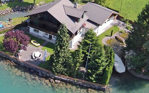 Chalet Aaregg: Wasser, Gebäude, Pflanze, Natur, Haus, Vegetation, Urban Design, Grundstueck, Baum, Biome