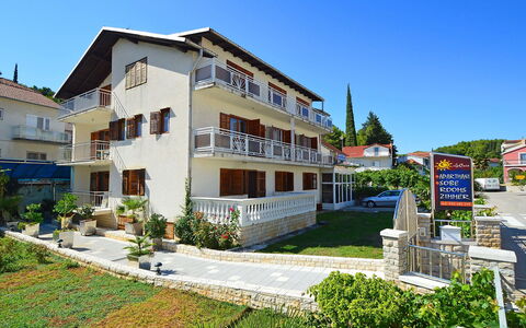 Zaton (Šibenik) 102: Pflanze, Himmel, Fenster, Gebäude, Grundstueck, Urban Design, Nachbarschaft, Wohngebiet, Baum, Landschaft