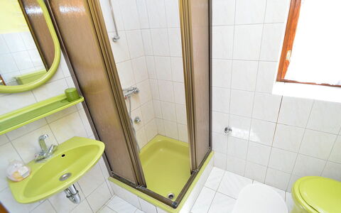 Zaton (Šibenik) 102: Armatur, Spiegel, Toilette, Grün, Badezimmer, Zapfhahn, Lila, Bad Sink, Sinken