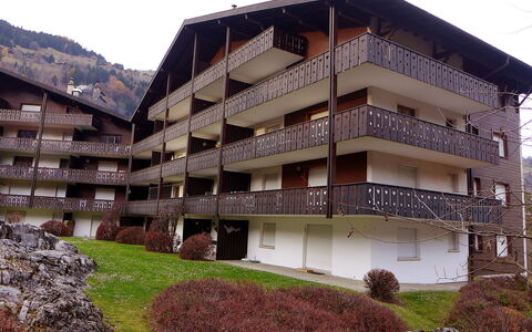 Champbois: Tabelle, Möbel, Eigentum, Pflanze, Blau, Stuhl, Geschirr, Schatten, Interior Design, Gartenmöbel