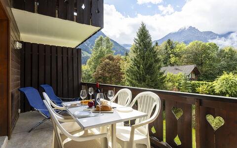 Champbois: Wolke, Himmel, Möbel, Tabelle, Eigentum, Stuhl, Gebäude, Pflanze, Blumentopf, Baum