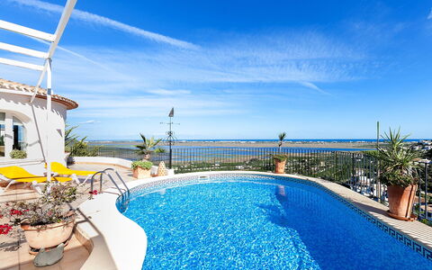 Villa da Vinci: Schwimmbad, Eigentum, Grundeigentum, Urlaub, Resort, Himmel, Gebäude, Freizeit, Haus, Zuhause
