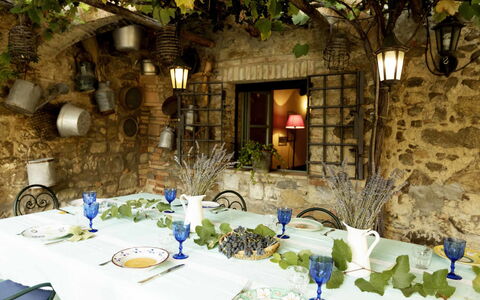 Villa Lorian: Restaurant, Gebäude, Zimmer, Baum, Tabelle, Haus, Pflanze, Interior Design