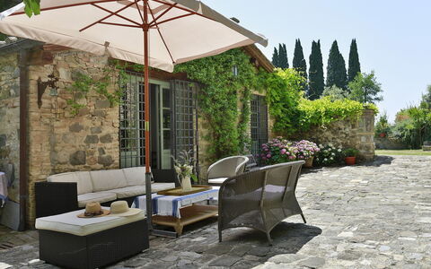 Villa Lorian: Eigentum, Möbel, Terrasse, Regenschirm, Gebäude, Hinterhof, Garten, Zimmer, Haus, Hof
