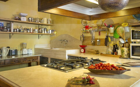 Villa Lorian: Countertop, Zimmer, Küche, Eigentum, Interior Design, Gebäude, Möbel, Küche, Essen, Cabinetry
