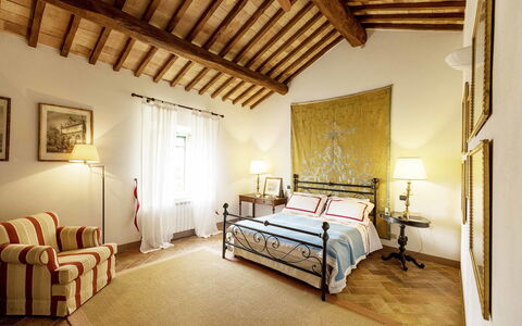 Villa Lorian: Schlafzimmer, Zimmer, Möbel, Eigentum, Bett, Interior Design, Gebäude, Bettdecke, Decke, Bettrahmen
