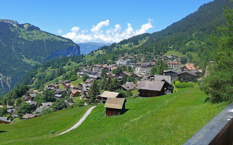 Tschingelhorn Apt. R: Himmel, Berg, Pflanze, Wolke, Grün, Natürliche Landschaft, Baum, Grundstueck, Haus, Gebäude