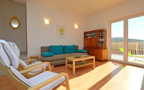 Mira: Möbel, Tabelle, Couch, Gebäude, Holz, Pflanze, Zimmerpflanze, Interior Design, Flooring, Fenster