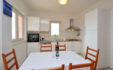 Mira: Cabinetry, Möbel, Eigentum, Zapfhahn, Fenster, Stuhl, Sinken, Countertop, Holz, Armatur