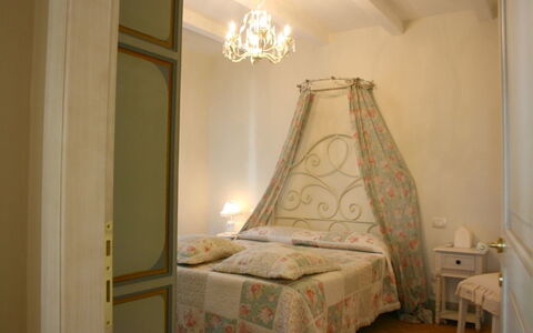 Casina Paradiso: Bett, Schlafzimmer, Zimmer, Möbel, Himmelbett, Eigentum, Light Fixture, Interior Design, Bettrahmen, Beleuchtung