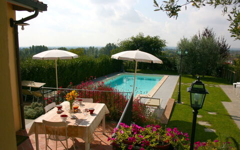 Casina Paradiso: Tabelle, Pflanze, Wolke, Möbel, Himmel, Blume, Regenschirm, Stuhl, Schatten, Gartenmöbel