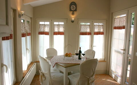 Casina Paradiso: Zimmer, Eigentum, Esszimmer, Interior Design, Gebäude, Haus, Möbel, Grundeigentum, Zuhause, Fensterabdeckung