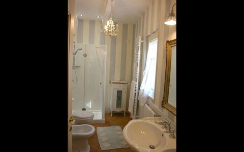 Casina Paradiso: Badezimmer, Zimmer, Eigentum, Interior Design, Armatur, Bad Sink, Gebäude, Haus, Fussboden, Fliese