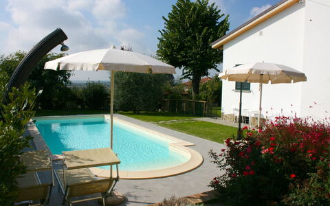 Casina Paradiso: Wasser, Pflanze, Wolke, Himmel, Schwimmbad, Regenschirm, Baum, Gartenmöbel, Gebäude, Stuhl