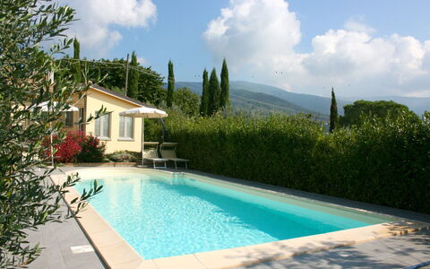 Casina Paradiso: Wasser, Wolke, Himmel, Pflanze, Eigentum, Gebäude, Schwimmbad, Azurblau, Gras, Baum