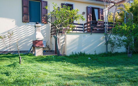 Vista Mare Noto: Garten, Eigentum, Hinterhof, Haus, Gras, Zuhause, Rasen, Grundeigentum, Wohngebiet, Garten