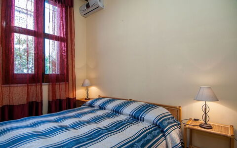 Vista Mare Noto: Schlafzimmer, Bett, Zimmer, Möbel, Bettdecke, Eigentum, Bettrahmen, Wand, Bedding, Fussboden